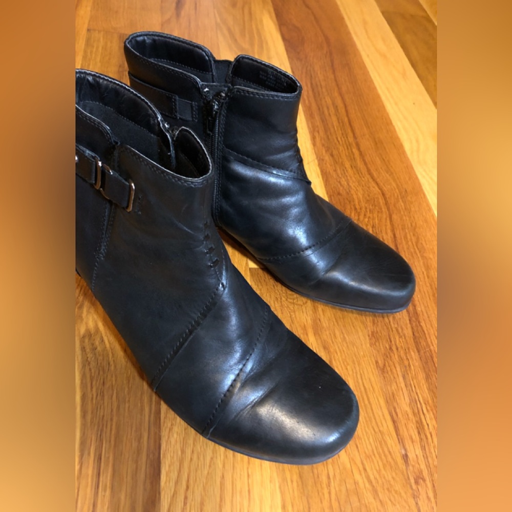 Earth black booties leather sz 12B. Gently used Zipper side Approx 1.5 in heel.